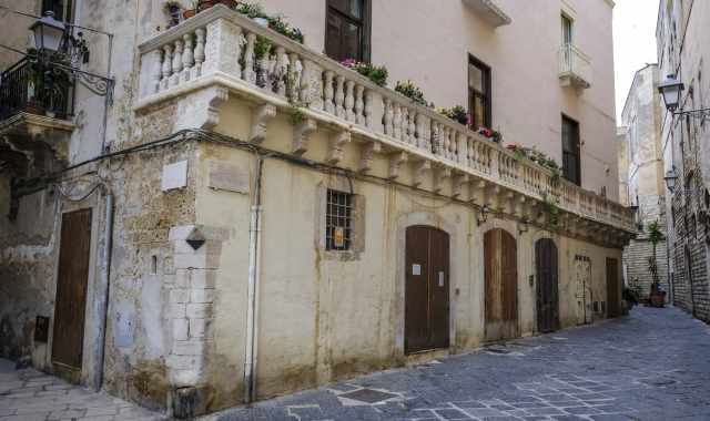 Balconate in pietra e affreschi:  Palazzo Zeuli, la dimora barese con il portone "de jesse e trase"